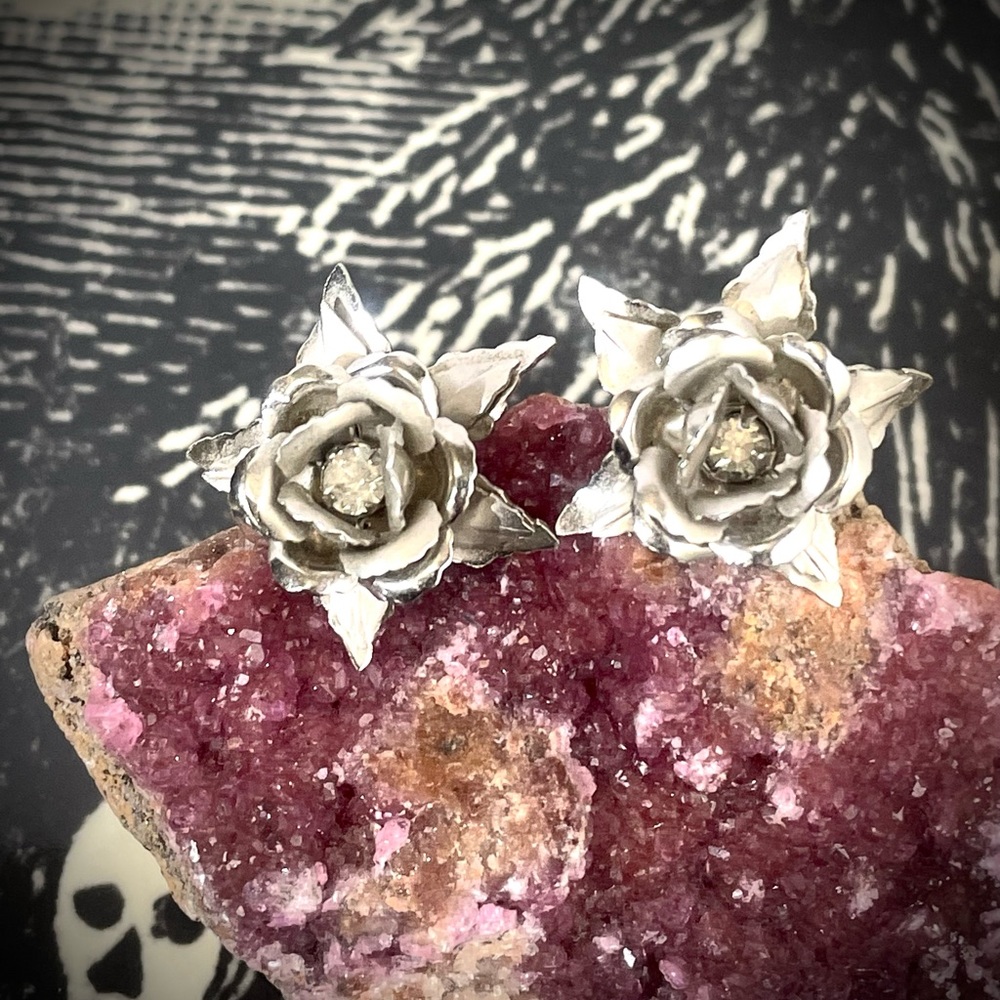 🖤 Vintage 🖤 Mid Century 🌹 Rose Silver Rhinestone Screw Back Earrings Flowers
